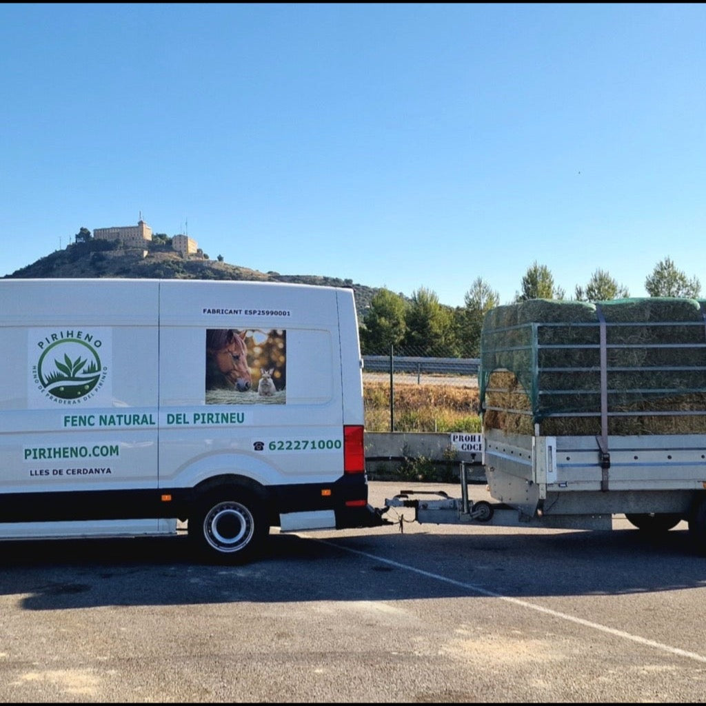 Furgoneta cargada de alpacas de heno lista para la entrega